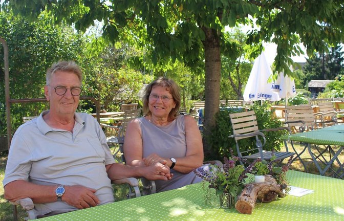 Eine kleine Oase im historischen Kern von Degerloch: Das Betreiberehepaar Barbara Knobloch-Wolfrum und Thomas Wolfrum in Ihrem Garten, in dem einige Wochen eigene Weine und kleinere Speisen serviert werden.<span class='image-autor'>Caroline Holowiecki</span>