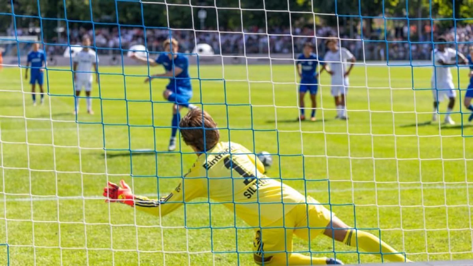 Bim Elfer von Justin Steinkötter hatte SGE-Keeper Amil Siljevic noch Glück, die anderen beiden verwerteten Lee und Kudala vor der Rekordkulisse von 6070 Zuschauern.Andreas Essig Bim Elfer von Justin Steinkötter hatte SGE-Keeper Amil Siljevic noch Glück, die anderen beiden verwerteten Lee und Kudala vor der Rekordkulisse von 6070 Zuschauern.Andreas Essig