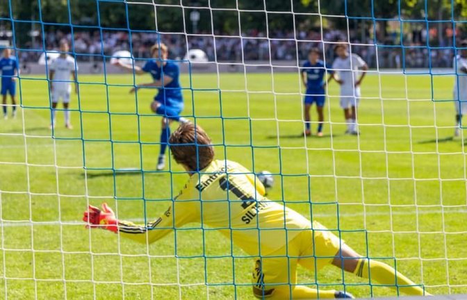 Bim Elfer von Justin Steinkötter hatte SGE-Keeper  Amil Siljevic noch Glück, die anderen beiden verwerteten Lee und Kudala vor der Rekordkulisse von 6070 Zuschauern.<span class='image-autor'>Andreas Essig</span>