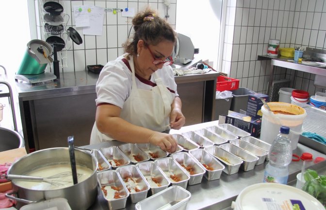 Neben dem aktuellen Mittagstisch wird parallel das Essen fürs Wochenende vorbereitet. Hier kümmert sich Anna Maria Di Miceli um die Lasagne.