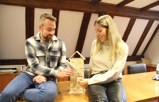 Unsere Kollegen David Dittrich und Marylou Gaißert freuen sich auf den Adventskalender.