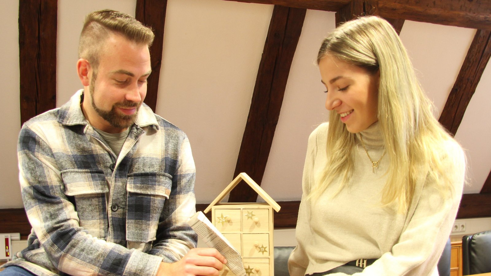 Unsere Kollegen David Dittrich und Marylou Gaißert freuen sich auf den Adventskalender. Unsere Kollegen David Dittrich und Marylou Gaißert freuen sich auf den Adventskalender.