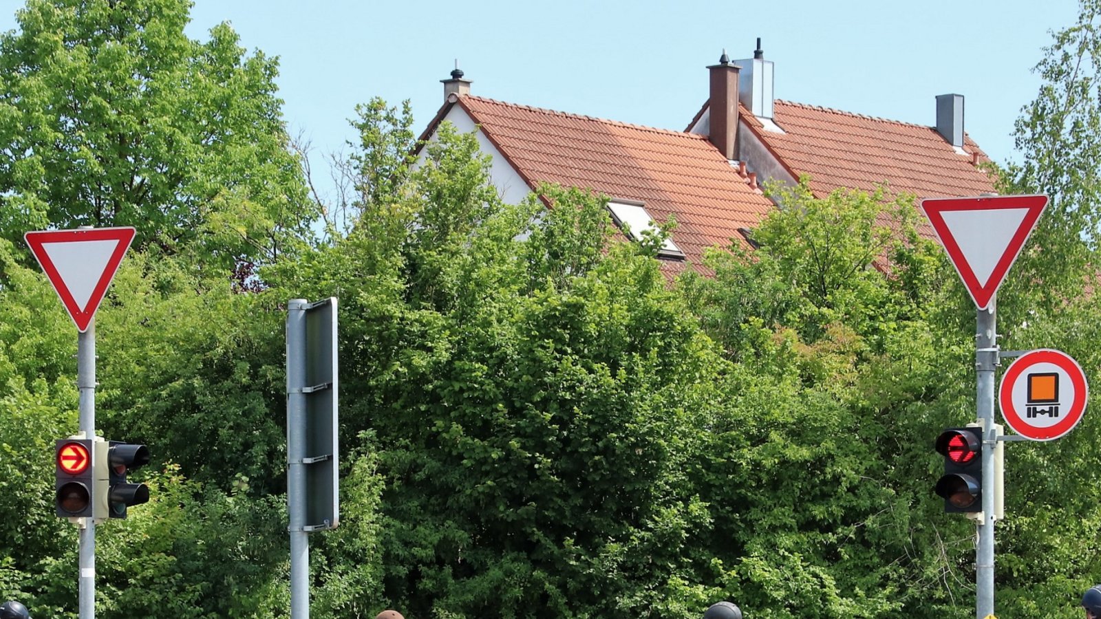 Vorbildlich. Auch die Pferdekarawane nutzt in Vaihingen den Fußgänger-Drückknopf an der Ampel. Foto: Arning Vorbildlich. Auch die Pferdekarawane nutzt in Vaihingen den Fußgänger-Drückknopf an der Ampel. Foto: Arning