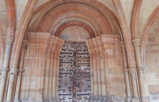 Das Hauptportal.