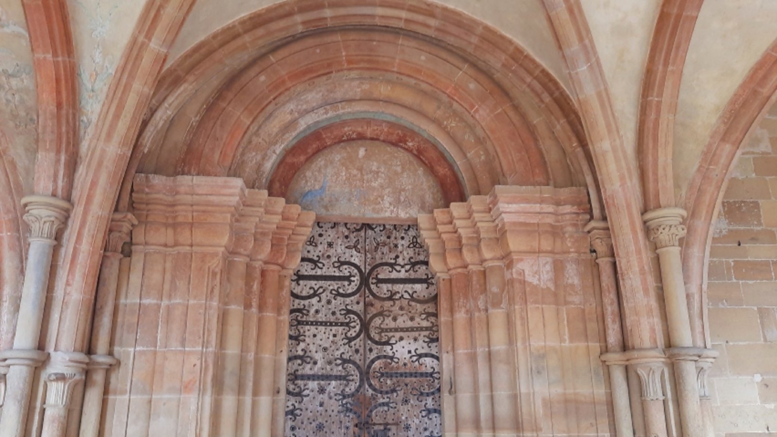 Das Hauptportal.