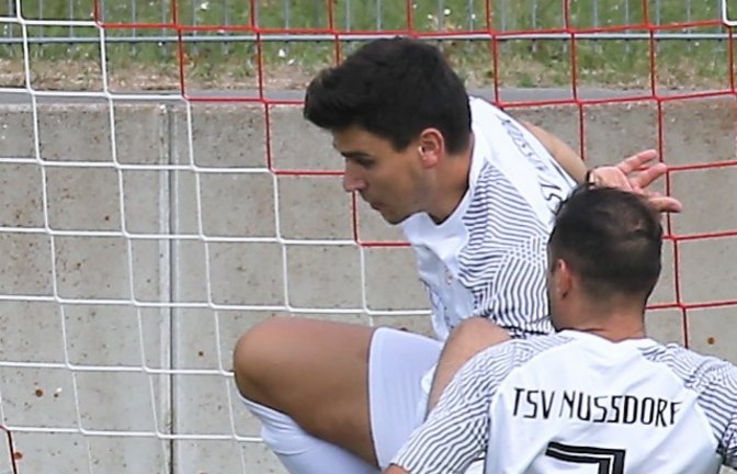 Noch ist keine Minute gespielt, da müssen Samuel Grözinger und Roberto Ancona (von links) schon auf der Linie retten. <span class='image-autor'>Foto: Küppers</span>