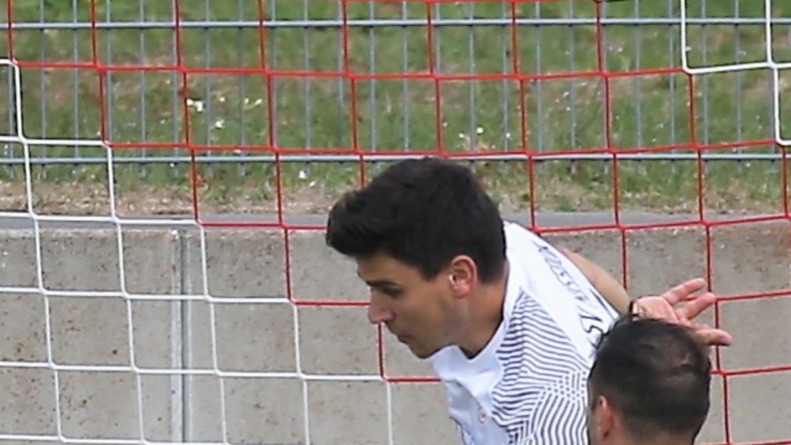 Noch ist keine Minute gespielt, da müssen Samuel Grözinger und Roberto Ancona (von links) schon auf der Linie retten. Foto: Küppers Noch ist keine Minute gespielt, da müssen Samuel Grözinger und Roberto Ancona (von links) schon auf der Linie retten. Foto: Küppers