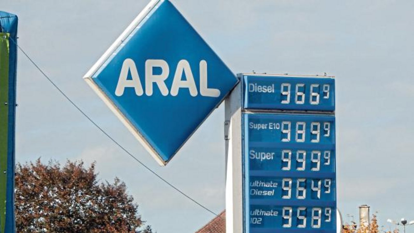 Schreck lass nach! Hoffentlich nur ein technischer Fehler am Vaihinger Eck. Das Benzin ist teuer genug. Foto: Arning Schreck lass nach! Hoffentlich nur ein technischer Fehler am Vaihinger Eck. Das Benzin ist teuer genug. Foto: Arning