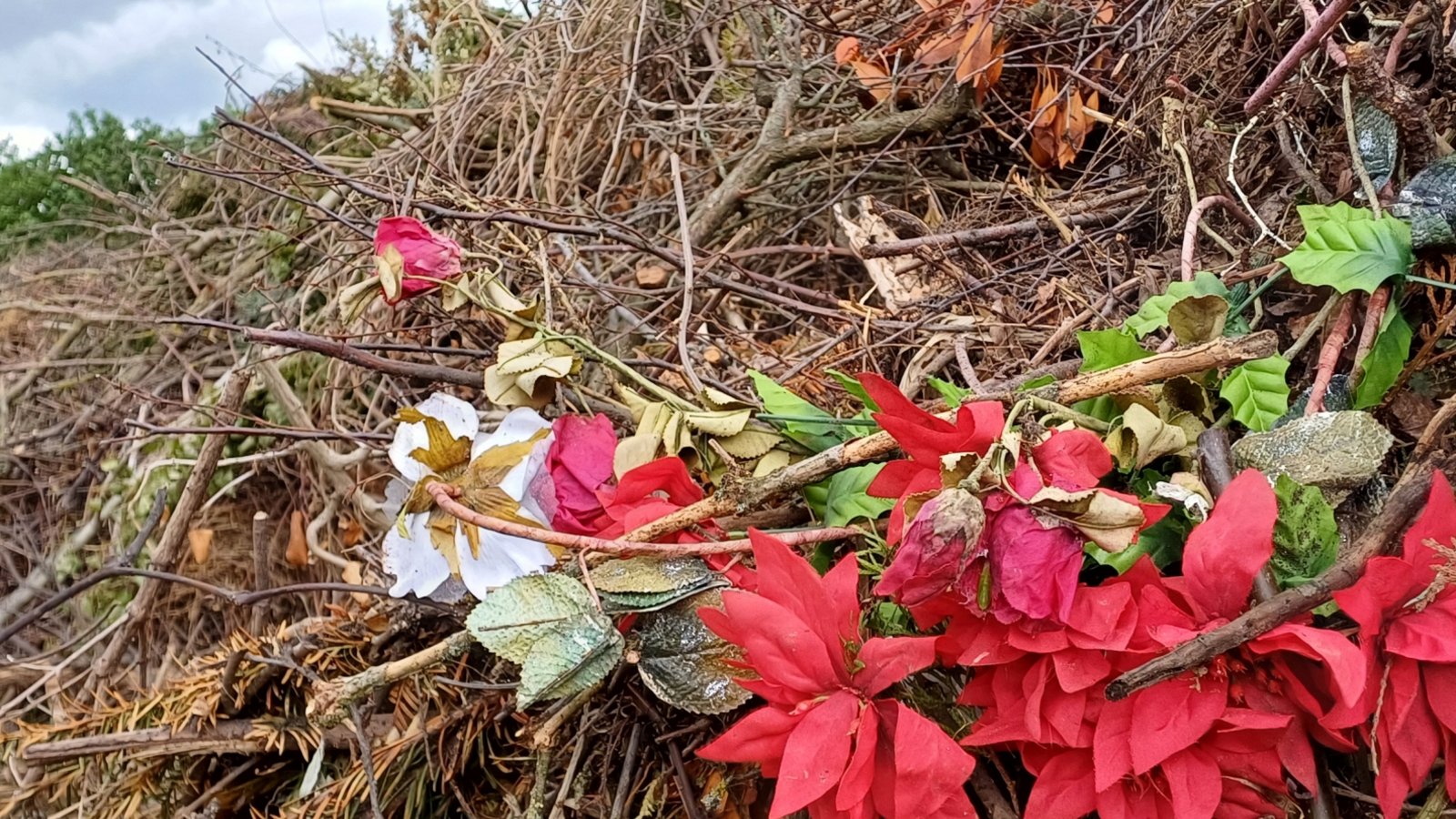 Kunstblumen werden – man glaubt es kaum – auch dann nicht echt, wenn man sie auf dem Häckselplatz entsorgt.  Foto: Rücker