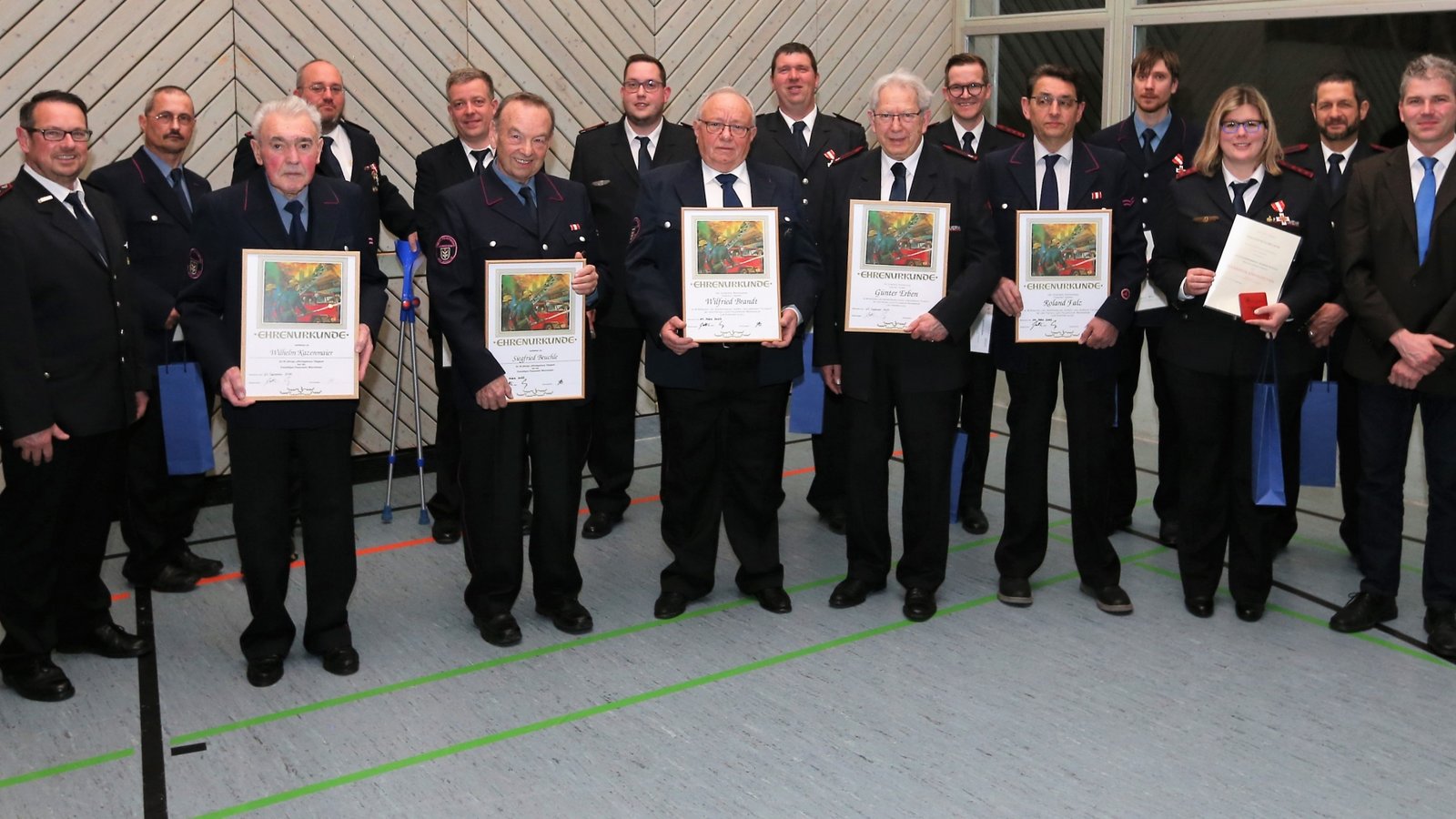 Ehrungen bei der Wiernsheimer Wehr (von links): stellvertretender Kreisbrandmeister Michael Szobries, stellvertretender Verbandsvorsitzender Joachim Straub, Richard Bramm, Wilhelm Kazenmaier, Thomas Dertinger, Benjamin Ostwald, Siegfried Beuchle, Kevin Finke, Wilfried Brandt, Stefan Fechner, Günter Erben, René Micol, Roland Falz, Christian Pikart, Jennifer Ostwald, Georg Hirsch, Bürgermeister Matthias Enz und Kommandant Ralph Küppers. Foto: p