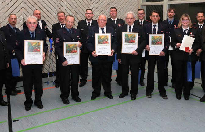Ehrungen bei der Wiernsheimer Wehr (von links): stellvertretender Kreisbrandmeister Michael Szobries, stellvertretender Verbandsvorsitzender Joachim Straub, Richard Bramm, Wilhelm Kazenmaier, Thomas Dertinger, Benjamin Ostwald, Siegfried Beuchle, Kevin Finke, Wilfried Brandt, Stefan Fechner, Günter Erben, René Micol, Roland Falz, Christian Pikart, Jennifer Ostwald, Georg Hirsch, Bürgermeister Matthias Enz und Kommandant Ralph Küppers. <span class='image-autor'>Foto: p</span>