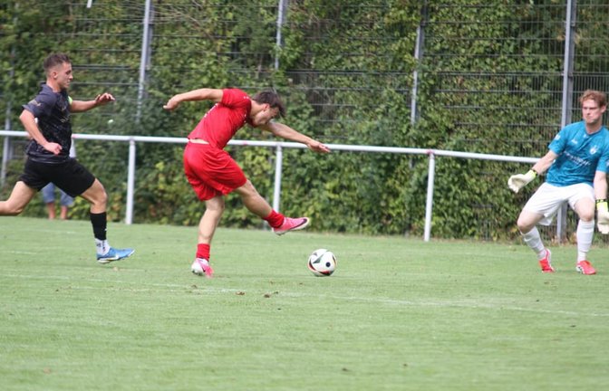 Wernaus Florian Köck (am Ball) zieht ab  – und trifft zur 1:0-Führung in der 15. Minute.<span class='image-autor'>Jörn Kehle</span>
