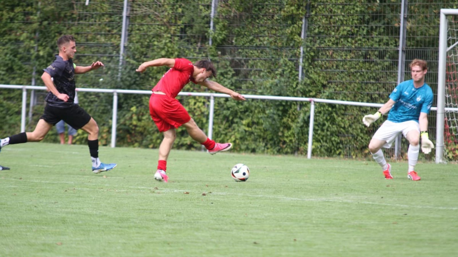 Wernaus Florian Köck (am Ball) zieht ab – und trifft zur 1:0-Führung in der 15. Minute.Jörn Kehle Wernaus Florian Köck (am Ball) zieht ab – und trifft zur 1:0-Führung in der 15. Minute.Jörn Kehle