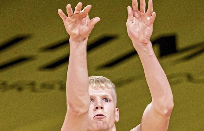 Zielsicher vor leeren Rängen im Audi-Dome: Jacob Patrick punktet für die Riesen als jüngster Spieler der Bundesliga und knackt gegen Bamberg mit einem Dreier die 100-Punkte-Marke. Foto: Baumann