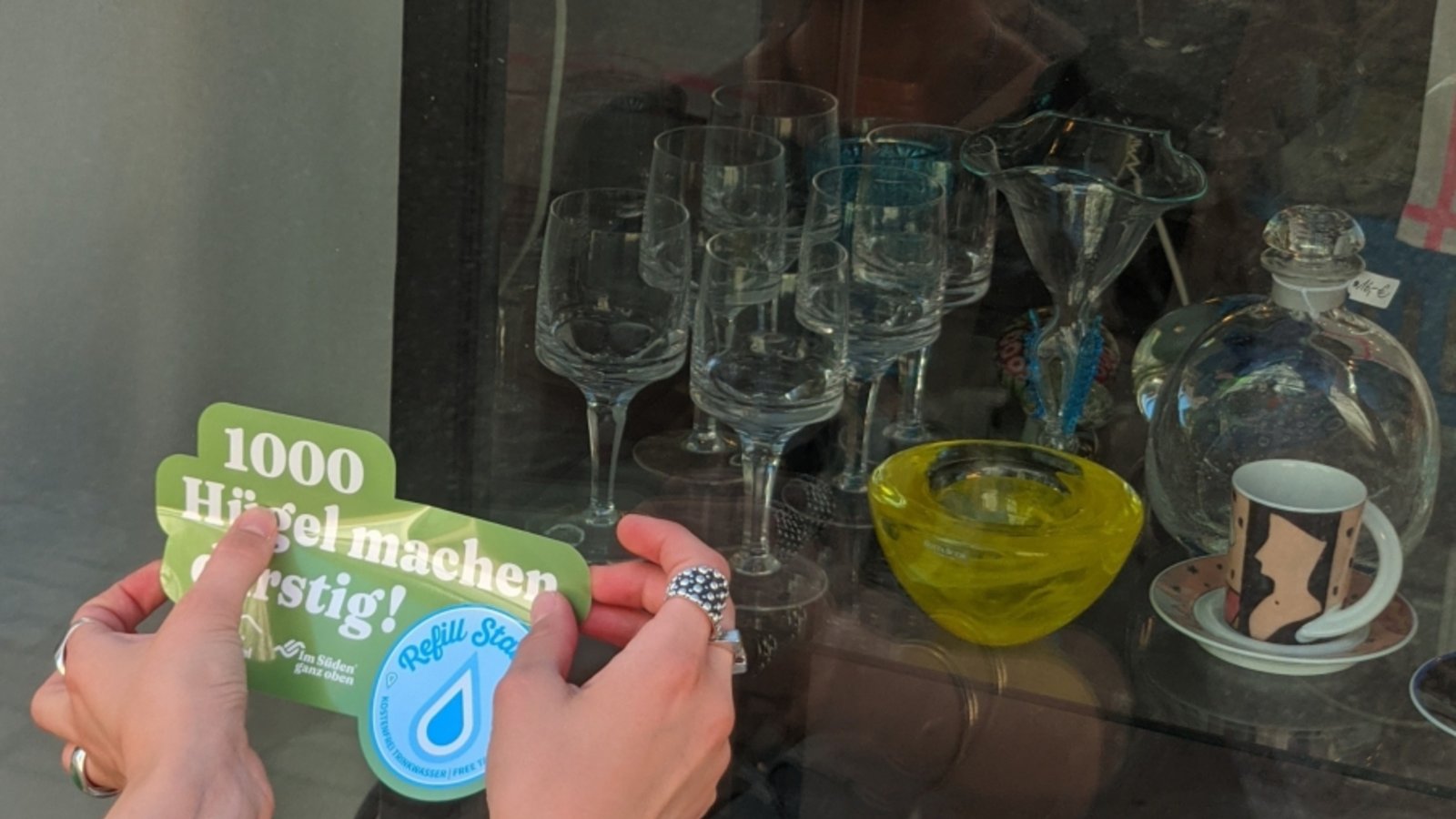 Am Aufkleber an Tür oder Fenster sind die Refill-Stationen zu erkennen. Foto: p Am Aufkleber an Tür oder Fenster sind die Refill-Stationen zu erkennen. Foto: p