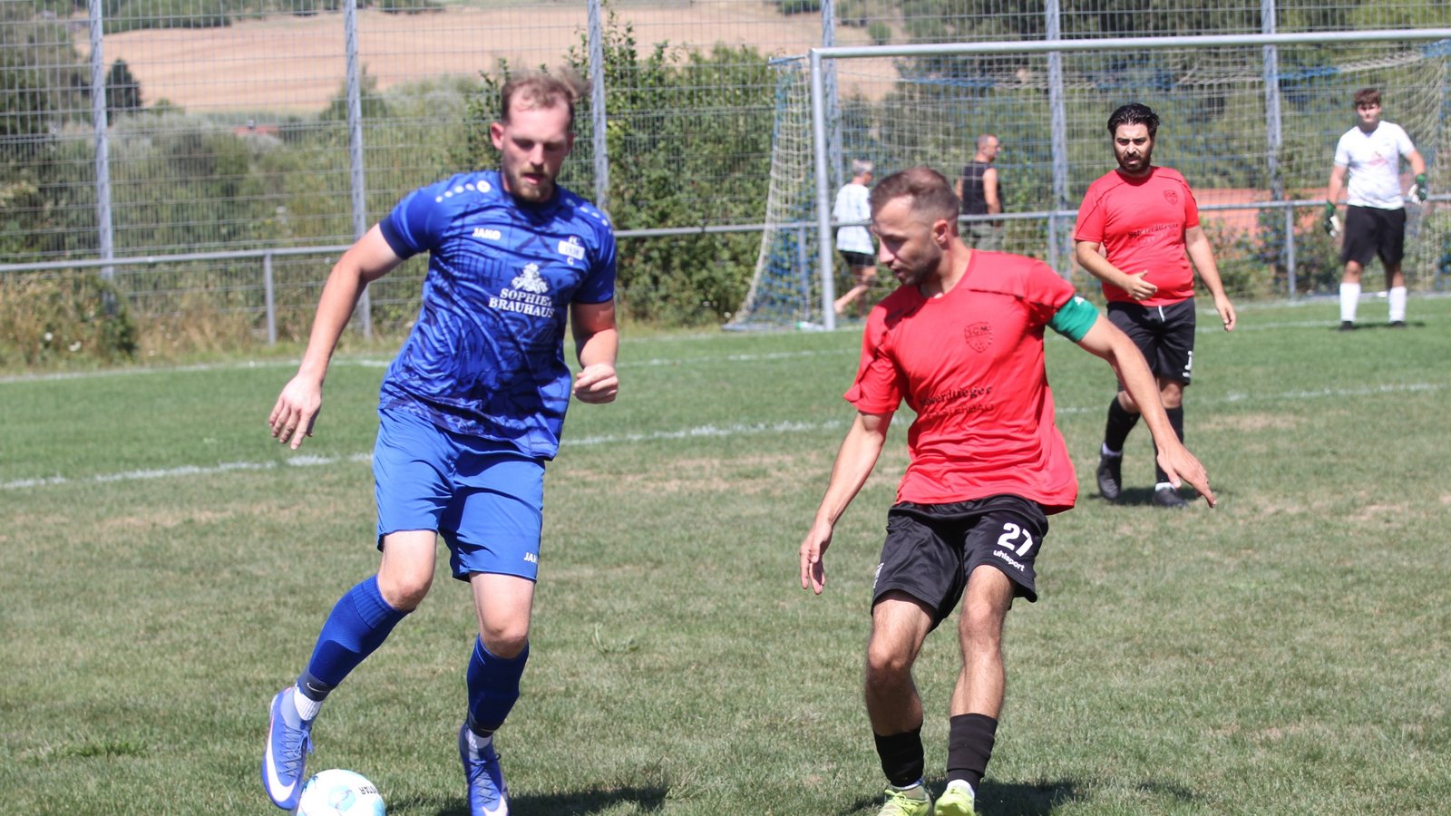 Erik Behrendt (links) hat sich mit der SGM Gündelbach/Häfnerhaslach im Test gegen die SGM Sachsenheim ein respektables 1:1-Remis erkämpft. Foto: Dittrich