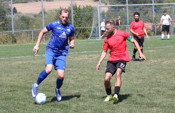 Erik Behrendt (links) hat sich mit der SGM Gündelbach/Häfnerhaslach im Test gegen die SGM Sachsenheim ein respektables 1:1-Remis erkämpft. <span class='image-autor'>Foto: Dittrich</span>