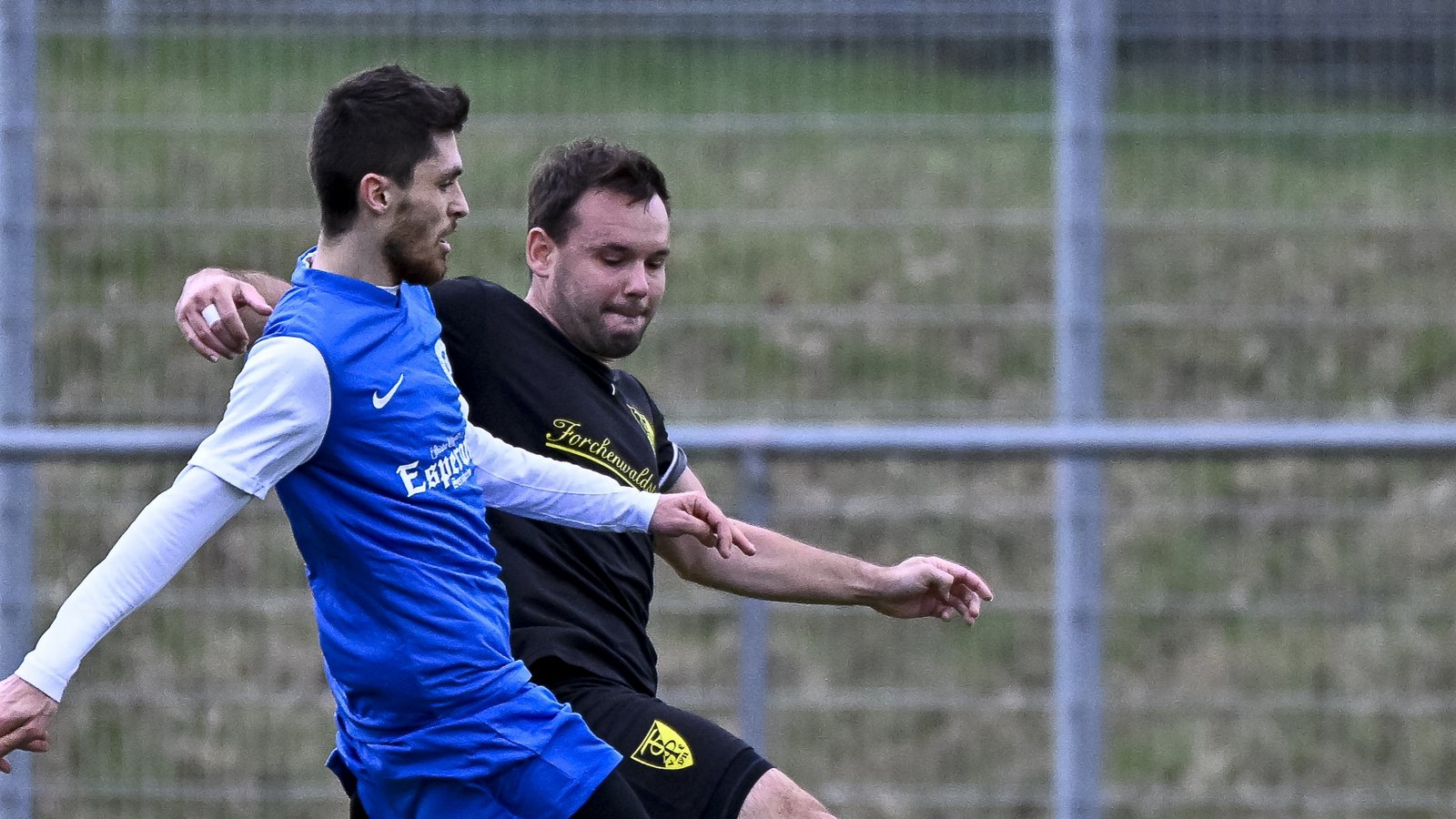 Illingens Torschütze Zekeriya Tüney (links) kämpft mit dem Ensinger Jens Fischer um den Ball. Foto: Leitner Illingens Torschütze Zekeriya Tüney (links) kämpft mit dem Ensinger Jens Fischer um den Ball. Foto: Leitner