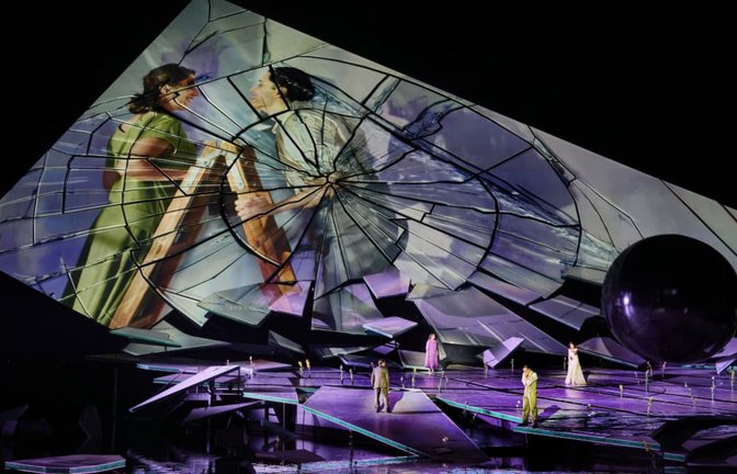 Ein zerborstener Spiegel, darauf projizierte Bilder des vergangenen Glücks. Aber die Kugel des Todes beherrscht die Szenerie: „La traviata“ auf der Seebühne der Bregenzer Festspiele.<span class='image-autor'>Anja Köhler</span>