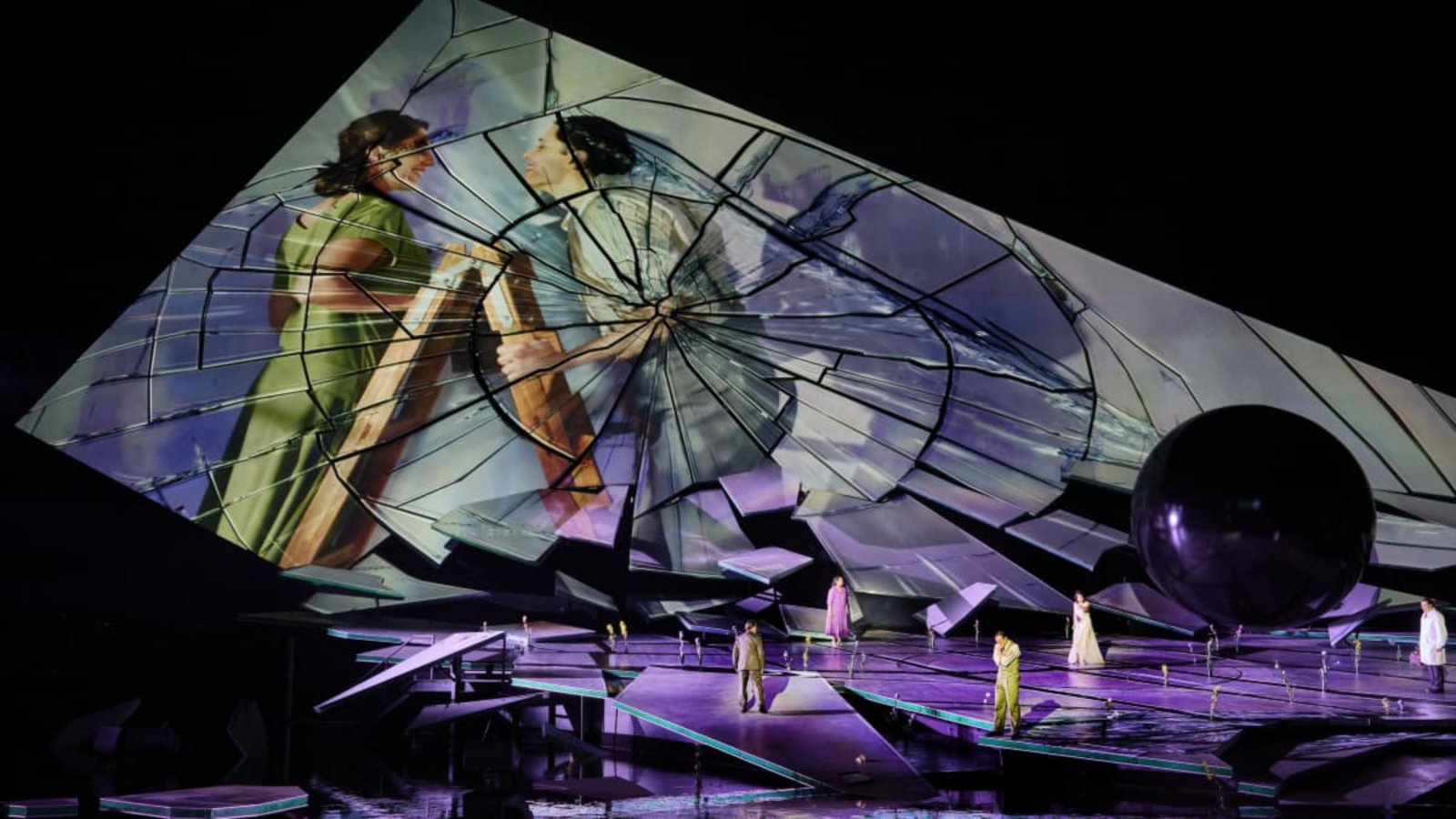 Ein zerborstener Spiegel, darauf projizierte Bilder des vergangenen Glücks. Aber die Kugel des Todes beherrscht die Szenerie: „La traviata“ auf der Seebühne der Bregenzer Festspiele.Anja Köhler