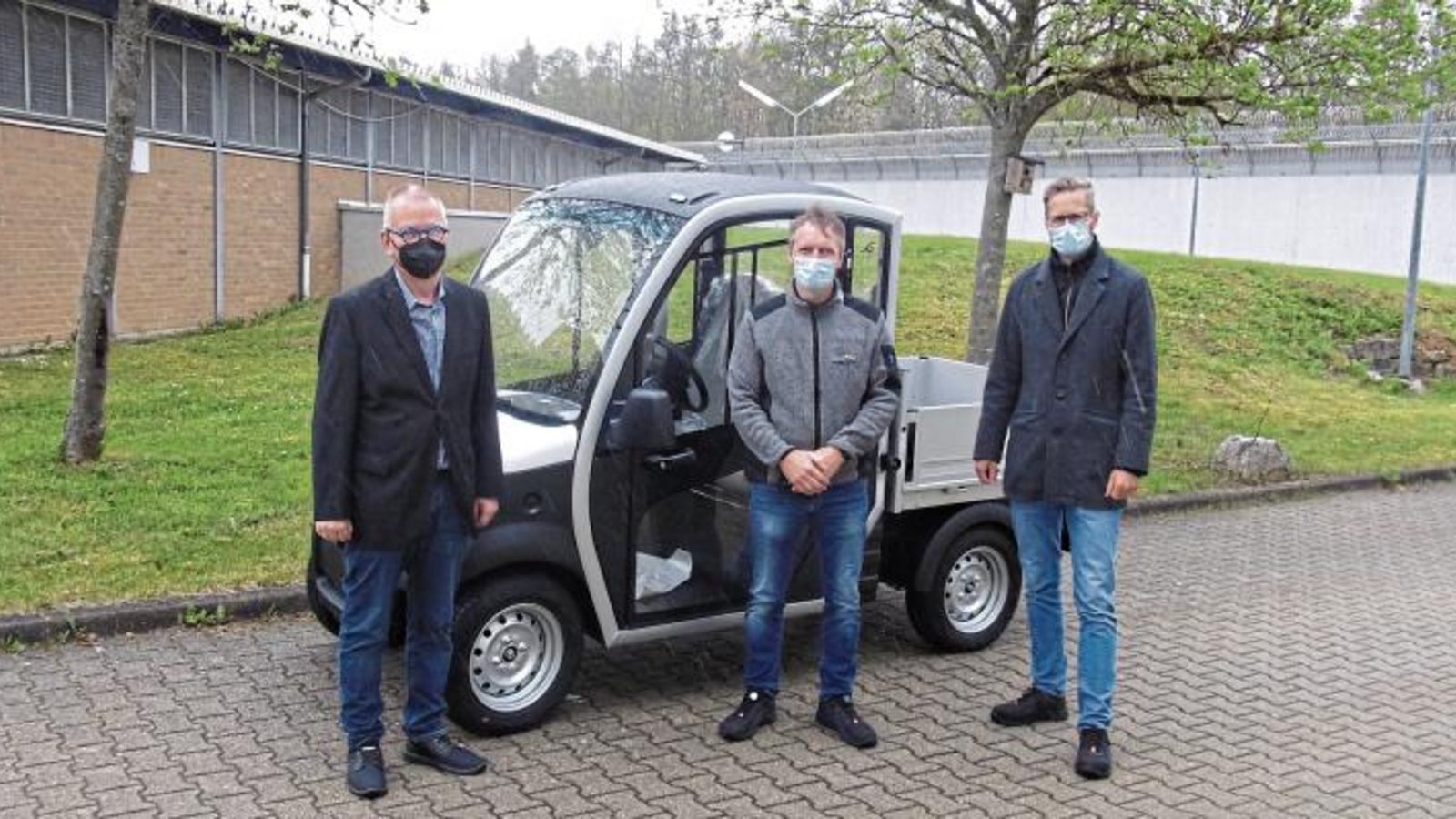 Übergabe des Elektrofahrzeugs in der Justizvollzugsanstalt. Foto: p