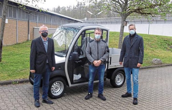 Übergabe des Elektrofahrzeugs in der Justizvollzugsanstalt. Foto: p