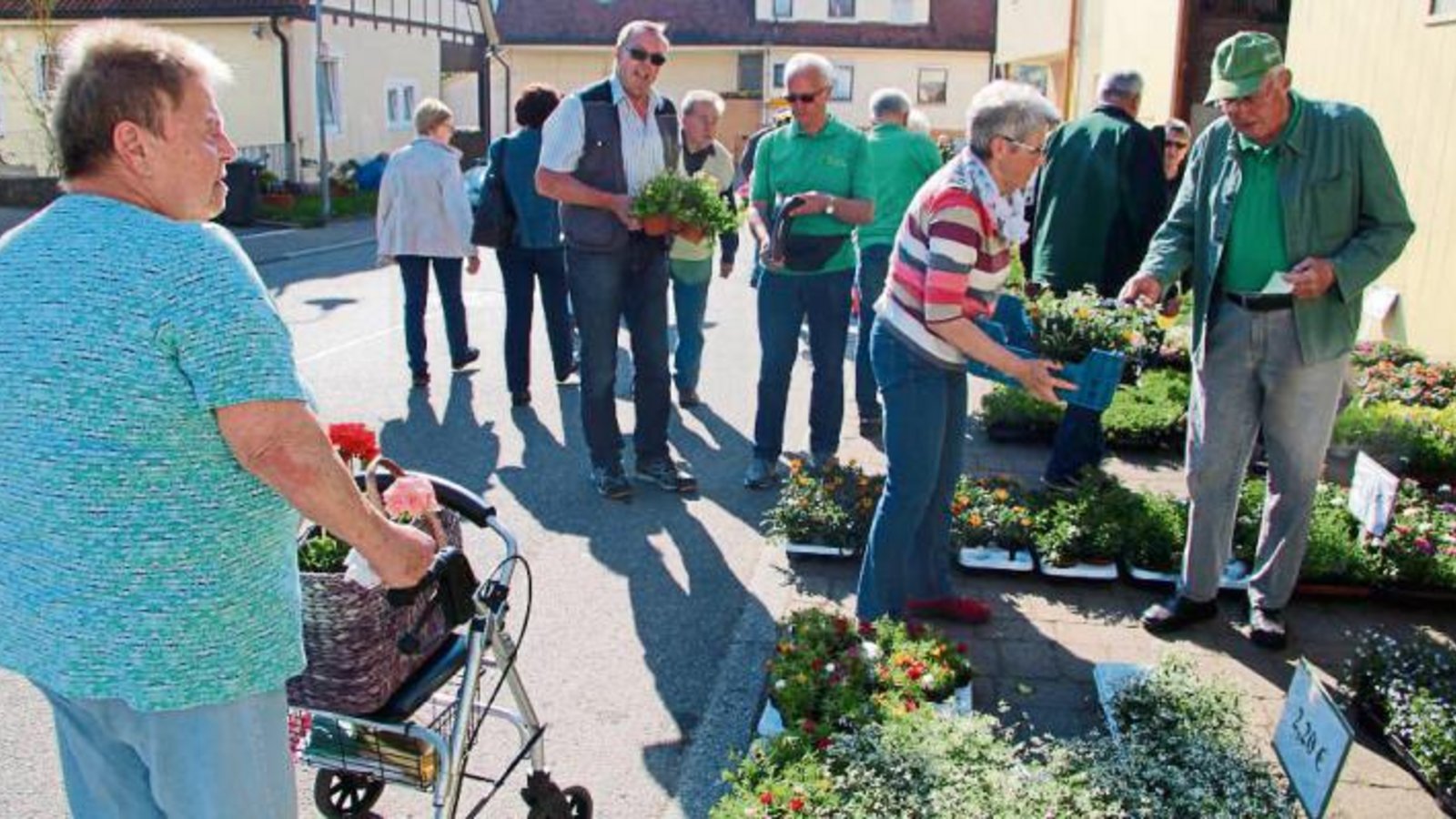 Der erste OGV-Vorsitzende Fritz Bayha hielt mit seinen Vereinskollegen wieder ein buntes Blumenmeer parat.  Foto: Gergen