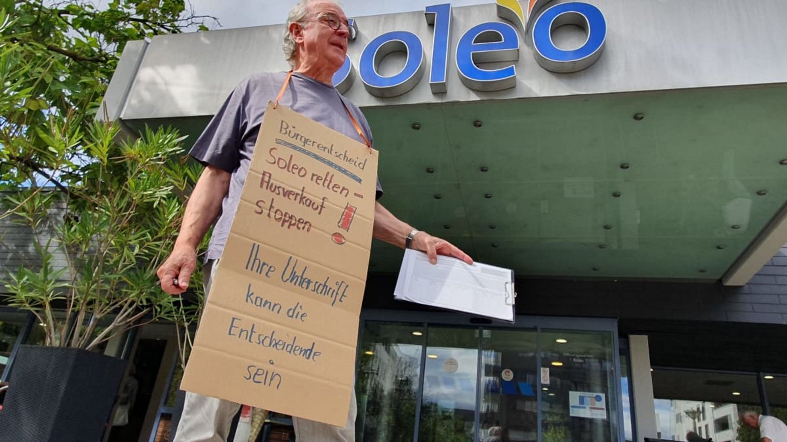 Fritz-Helmut Stockmar kämpft vor dem Soleo um Unterschriften gegen die Schließung des Heilbronner Hallenbads.Eberhard Wein/Archiv Fritz-Helmut Stockmar kämpft vor dem Soleo um Unterschriften gegen die Schließung des Heilbronner Hallenbads.Eberhard Wein/Archiv