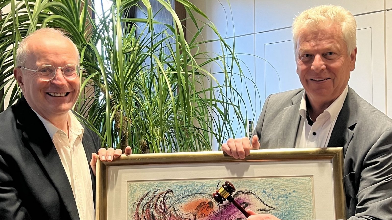 Der Auktionator Oberbürgermeister Jürgen Kessing (rechts) und der Vorstand der Stiftung für die Diakoniestation, Thomas Reusch-Frey, mit „La Baie“ („Die Bucht“) von Marc Chagall, einem der 83 Kunstwerke, die heute versteigert werden. Foto: p Der Auktionator Oberbürgermeister Jürgen Kessing (rechts) und der Vorstand der Stiftung für die Diakoniestation, Thomas Reusch-Frey, mit „La Baie“ („Die Bucht“) von Marc Chagall, einem der 83 Kunstwerke, die heute versteigert werden. Foto: p