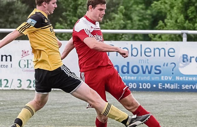 Ensingens Nico Kullmann (links) kommt einen Schritt zu spät bei der Flanke von Dennis Nissan von der SGM Hohenhaslach/Freudental. Foto: Simecek
