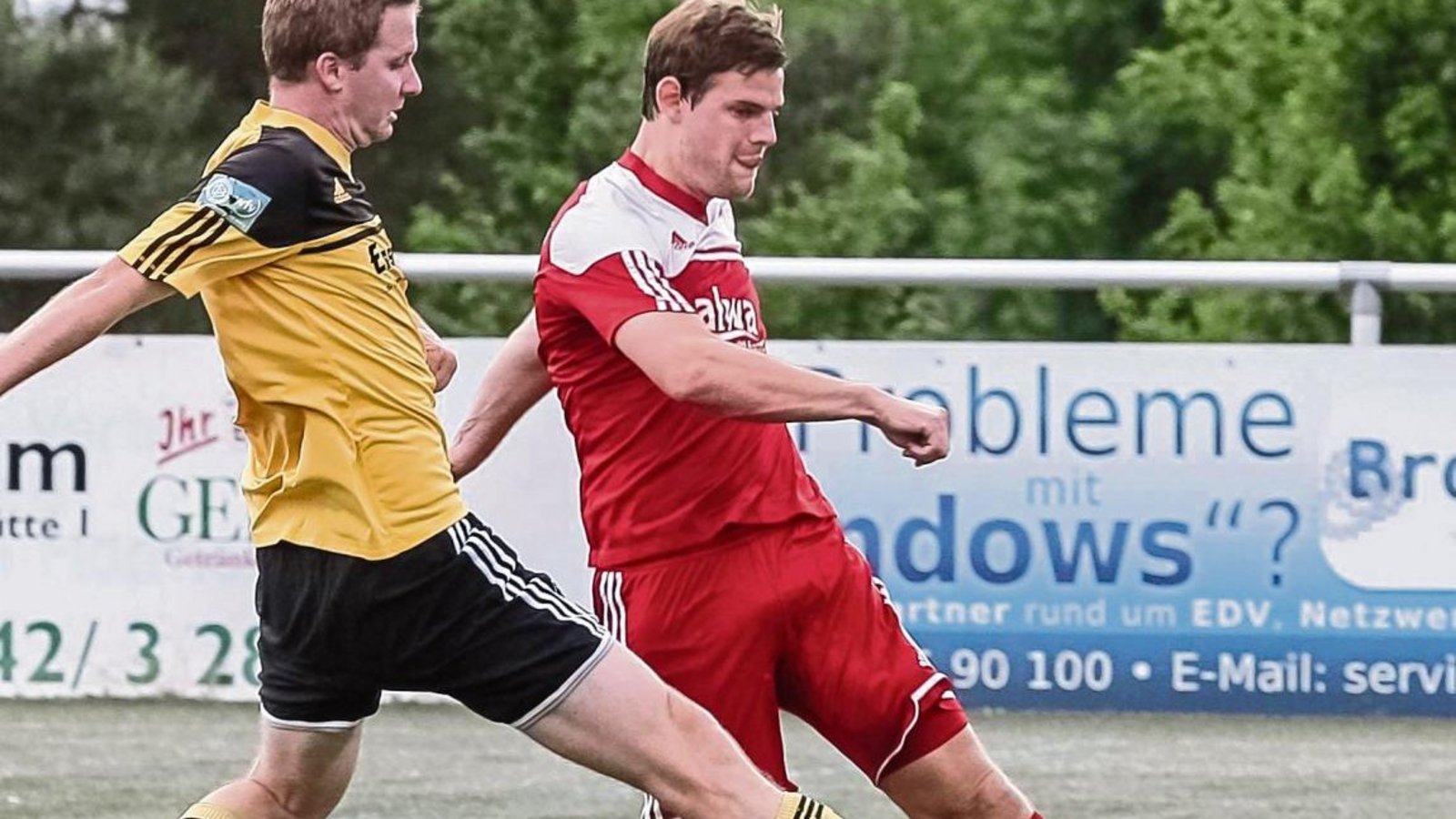 Ensingens Nico Kullmann (links) kommt einen Schritt zu spät bei der Flanke von Dennis Nissan von der SGM Hohenhaslach/Freudental. Foto: Simecek Ensingens Nico Kullmann (links) kommt einen Schritt zu spät bei der Flanke von Dennis Nissan von der SGM Hohenhaslach/Freudental. Foto: Simecek