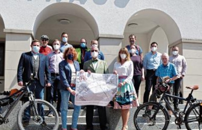 20 Jahre Radwege-Kommission: zum Jubiläum brachte der Erste Landesbeamte Wolfgang Herz (vorne, Mitte) gute Nachrichten mit: Kommunen können jetzt auf Fördermittel des Bundes zugreifen. Foto: Friedrich