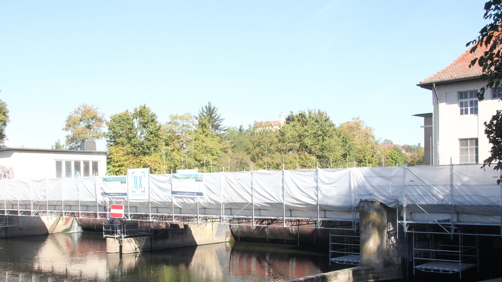 Statt im Oktober sollen die Arbeiten am Häckersteg erst im November beendet sein. Für den Fußverkehr wird die Brücke trotzdem erstmal nicht geöffnet. Fotos: Banholzer Statt im Oktober sollen die Arbeiten am Häckersteg erst im November beendet sein. Für den Fußverkehr wird die Brücke trotzdem erstmal nicht geöffnet. Fotos: Banholzer