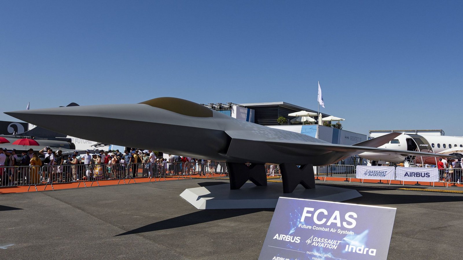 Modell des FCAS-Kampfjets: Das Militärprojekt der deutschen und französischen Regierung ist offenbar gescheitert.Foto: IMAGO/NurPhoto/IMAGO/Nicolas Economou Modell des FCAS-Kampfjets: Das Militärprojekt der deutschen und französischen Regierung ist offenbar gescheitert.Foto: IMAGO/NurPhoto/IMAGO/Nicolas Economou