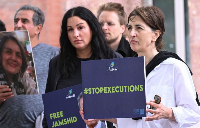 Demonstranten mit einem Bild der deutsch-iranischen Menschenrechtsaktivistin Nahid Taghavi<span class='image-autor'>Foto: AFP/INA FASSBENDER</span>