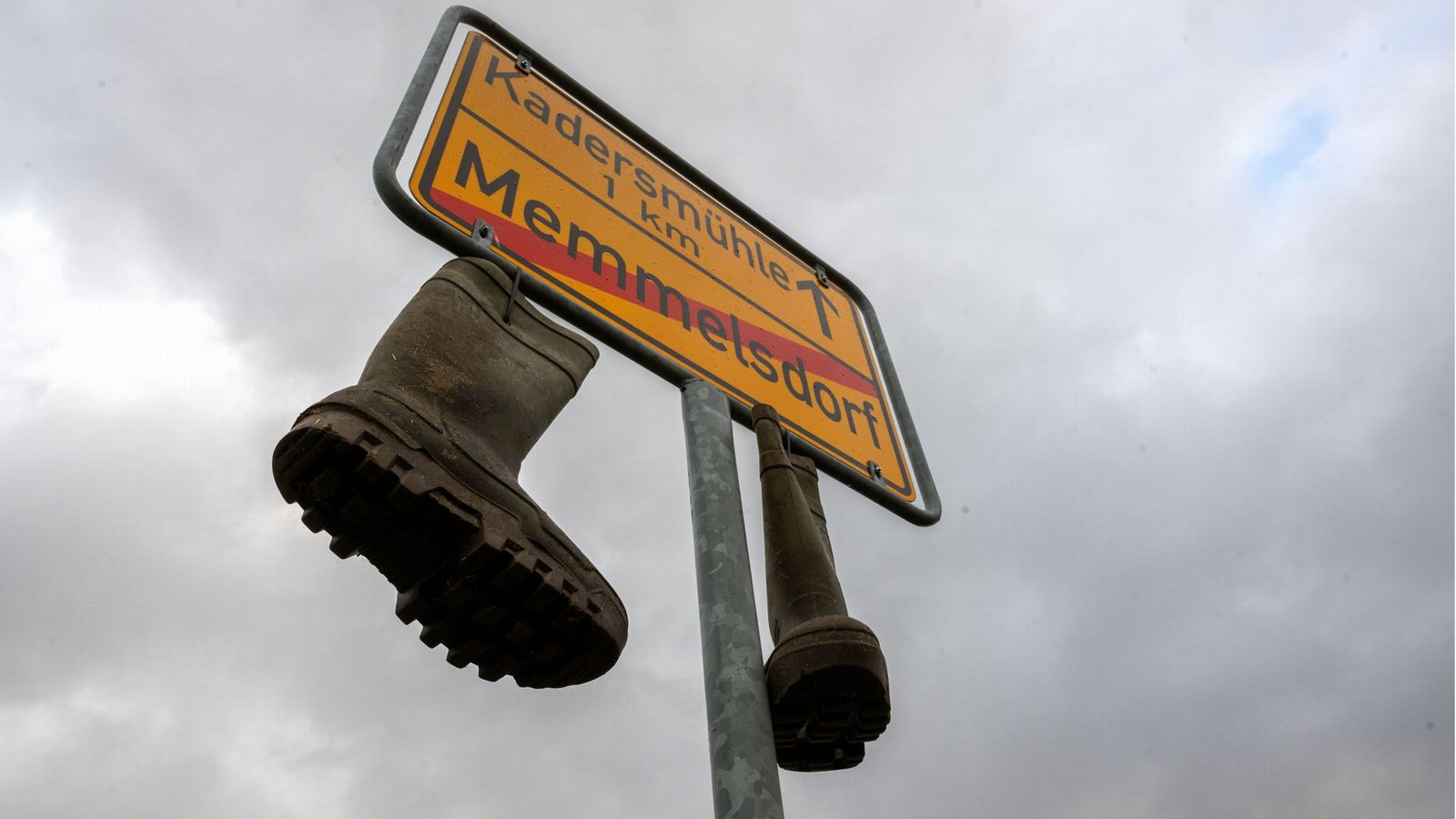 An einem Ortsschild im unterfränkischen Memmelsdorf (Landkreis Haßberge) hängen am Neujahrstag Gummistiefel.Foto: dpa/Pia Bayer An einem Ortsschild im unterfränkischen Memmelsdorf (Landkreis Haßberge) hängen am Neujahrstag Gummistiefel.Foto: dpa/Pia Bayer