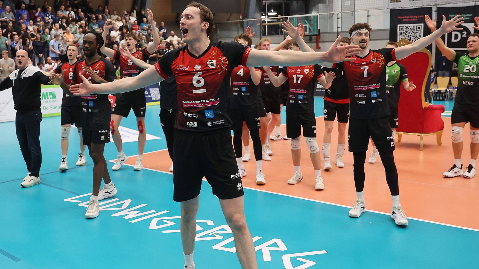 Freude über eine starke erste Bundesliga-Saison: Kapitän Ben-Simon Bonin und die Ludwigsburger Volleyballer.Foto: Baumann Freude über eine starke erste Bundesliga-Saison: Kapitän Ben-Simon Bonin und die Ludwigsburger Volleyballer.Foto: Baumann