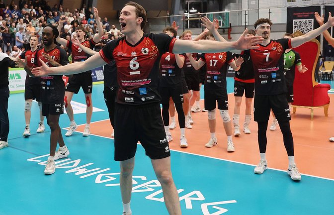 Freude über eine starke erste Bundesliga-Saison: Kapitän Ben-Simon Bonin und die Ludwigsburger Volleyballer.<span class='image-autor'>Foto: Baumann</span>
