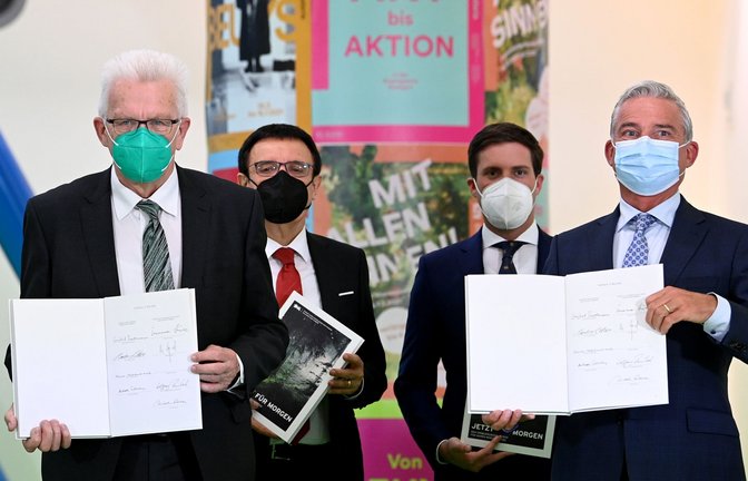 Der grün-schwarze Koalitionsvertrag steckt voller guter Vorsätze – hier mit Winfried Kretschmann, Wolfgang Reinhart, Manuel Hagel und Thomas Strobl (von links) im Mai 2021.<span class='image-autor'>Foto: dpa/Bernd Weissbrod</span>