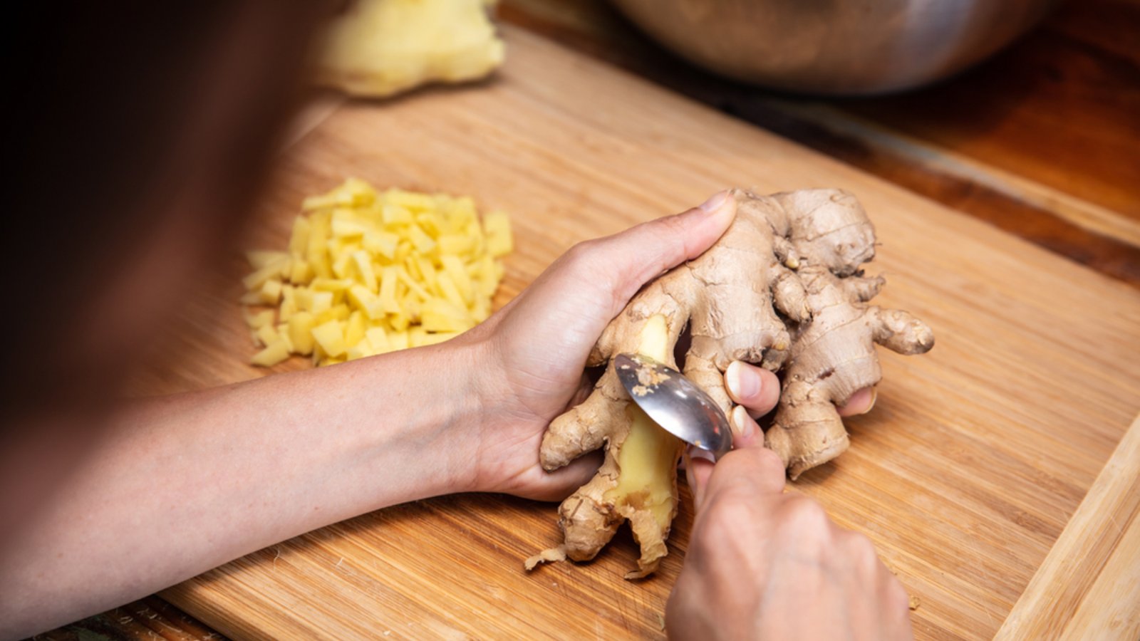 Mit einem Löffel lässt sich der Ingwer ganz leicht schälen.Foto: Miriam Doerr Martin Frommherz / shutterstock.com Mit einem Löffel lässt sich der Ingwer ganz leicht schälen.Foto: Miriam Doerr Martin Frommherz / shutterstock.com