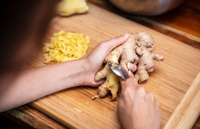 Mit einem Löffel lässt sich der Ingwer ganz leicht schälen.<span class='image-autor'>Foto: Miriam Doerr Martin Frommherz / shutterstock.com</span>