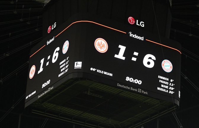 Das Ergebnis von 1:6 gegen Bayern München wird auf dem Videowürfel im Frankfurter Stadion angezeigt.<span class='image-autor'>Foto: Arne Dedert/dpa</span>