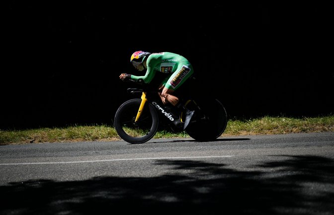 Der Belgier Wout Van Aert gewinnt das Einzelzeitfahren der 20. Etappe.<span class='image-autor'>Foto: Daniel Cole/AP/dpa</span>