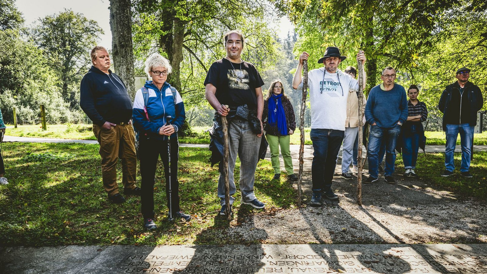 Tanja Köhler (2. v. links) und Thomas Bollinger (3. v. links) mit anderen Menschen, die der gemeindepsychiatrische Dienst betreut, auf dem Gelände der ehemaligen TötungsanstaltFoto: Andreas Reiner Tanja Köhler (2. v. links) und Thomas Bollinger (3. v. links) mit anderen Menschen, die der gemeindepsychiatrische Dienst betreut, auf dem Gelände der ehemaligen TötungsanstaltFoto: Andreas Reiner