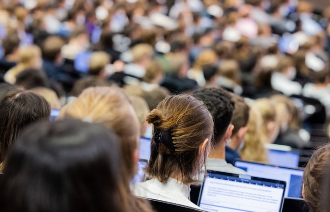 Der Massenbetrieb im Hörsaal ist angesichts digitaler Studienformate heute für viele Studierende nicht mehr attraktiv.<span class='image-autor'>Foto: dpa/Rolf Vennenbernd</span>