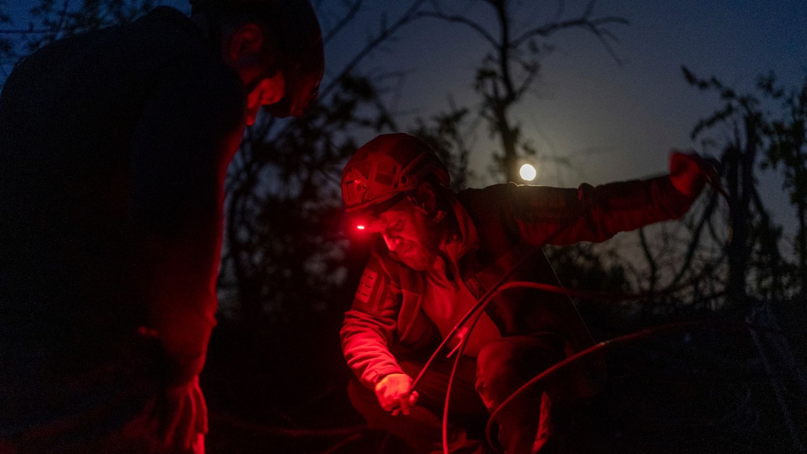 Der Ukraine fehlen Waffen und Munition. Die USA helfen: "In den nächsten Stunden" werde man damit beginnen, Ausrüstung für die Flugabwehr, Artillerie, Raketensysteme und gepanzerte Fahrzeuge zu schicken.Foto: Alex Babenko/AP/dpa