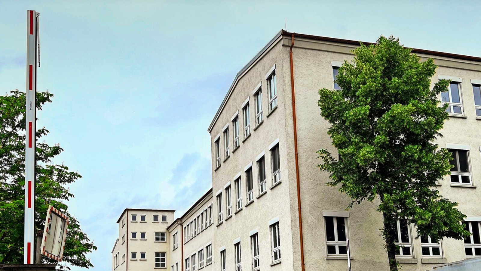 Im Bürogebäude auf dem ehemaligen Kino-Bauer-Areal könnten Schüler unterrichtet oder auch Flüchtlinge untergebracht werden.Foto: /Konstantin Schwarz Im Bürogebäude auf dem ehemaligen Kino-Bauer-Areal könnten Schüler unterrichtet oder auch Flüchtlinge untergebracht werden.Foto: /Konstantin Schwarz