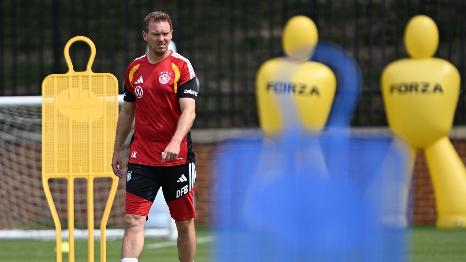 Die Nationalmannschaft hat im WM-Camp drei Trainingsplätze zur Verfügung.Foto: Federico Gambarini/dpa Die Nationalmannschaft hat im WM-Camp drei Trainingsplätze zur Verfügung.Foto: Federico Gambarini/dpa