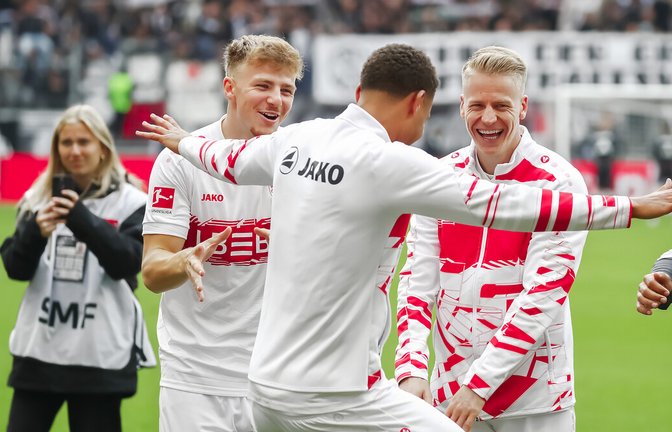 Freudentanz: die VfB-Spieler Finn Jeltsch (links) und Chris Führich feiern mit dem Torschützen Nikolas Nartey (Mitte) den Einzug in die Champions League.<span class='image-autor'>Foto: Baumann</span>