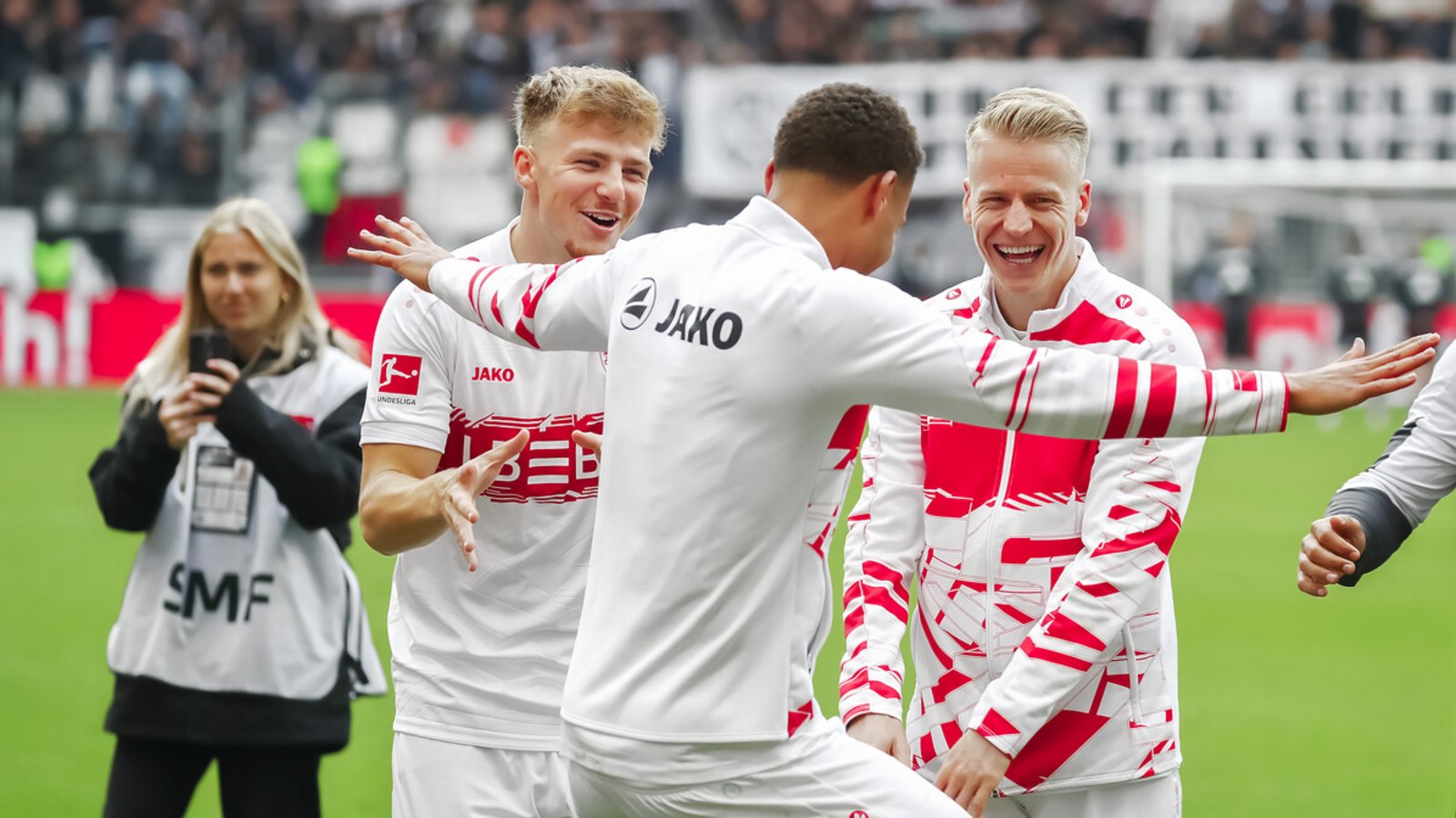 Freudentanz: die VfB-Spieler Finn Jeltsch (links) und Chris Führich feiern mit dem Torschützen Nikolas Nartey (Mitte) den Einzug in die Champions League.Foto: Baumann